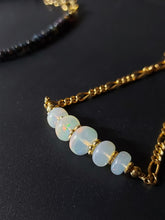 Indlæs billede til gallerivisning Armbånd ByKila Welo opal i FG sterlingsølv figarokæde (925)