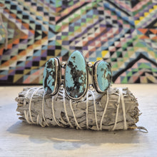 Indlæs billede til gallerivisning Chimney Butte fast armring med 3 stor turkis (925)