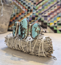 Indlæs billede til gallerivisning Chimney Butte fast armring med 3 stor turkis (925)