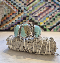 Indlæs billede til gallerivisning Chimney Butte fast armring med 3 stor turkis (925)