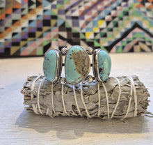 Indlæs billede til gallerivisning Chimney Butte fast armring med 3 stor turkis (925)