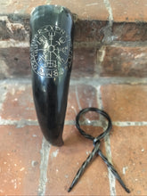 Indlæs billede til gallerivisning Drikkehorn med vegvisir motiv inkl. holder