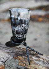 Indlæs billede til gallerivisning Drikkehorn med Yggdrasil motiv inkl. holder