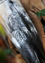 Indlæs billede til gallerivisning Drikkehorn med Fenris motiv inkl. holder