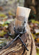 Indlæs billede til gallerivisning Drikkehorn med Fenris motiv inkl. holder