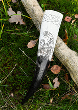 Indlæs billede til gallerivisning Drikkehorn med Ravne motiv