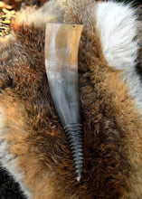 Indlæs billede til gallerivisning Drikkehorn med rille motiv