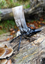Indlæs billede til gallerivisning Drikkehorn med Valknut motiv inkl. holder