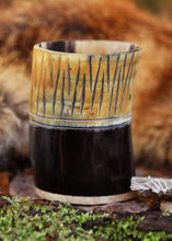 Indlæs billede til gallerivisning Horn kop med ridset kanter