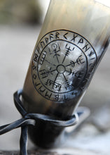 Indlæs billede til gallerivisning Drikkehorn med vegvisir motiv inkl. holder