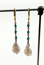 Indlæs billede til gallerivisning Ørehænger ByKila med grøn onyx og perle (925)