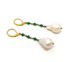 Indlæs billede til gallerivisning Ørehænger ByKila med grøn onyx og perle (925)