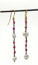Indlæs billede til gallerivisning Ørehænger ByKila med rubin og perle (925)
