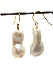 Indlæs billede til gallerivisning Ørehænger ByKila med store Baroque perler i FG (925)