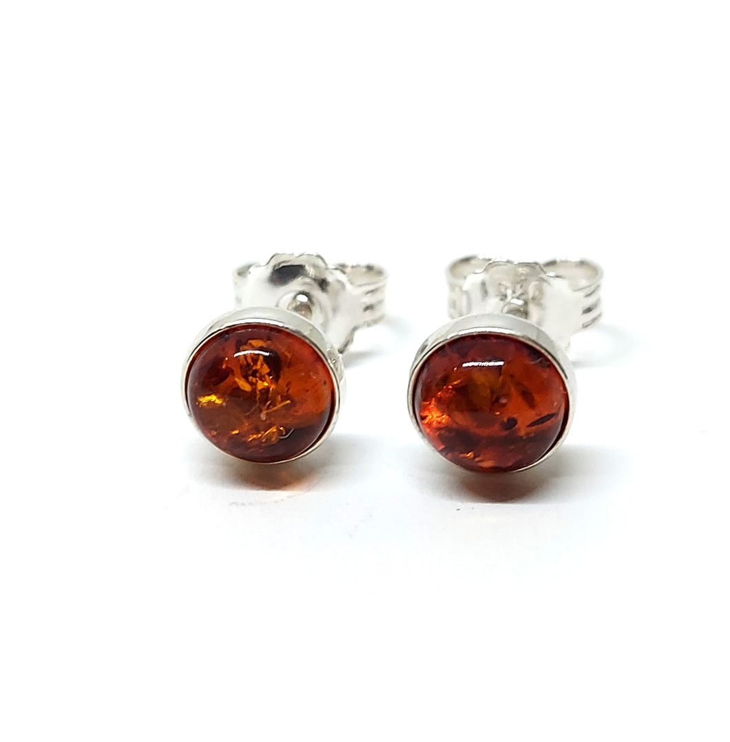 <transcy>Green Amber ear studs 6 mm with smooth edge (925)</transcy>