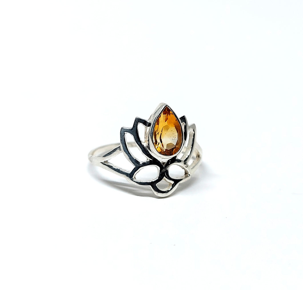 Ring med dråbeformet citrin og lotus i sterlingsølv (925)