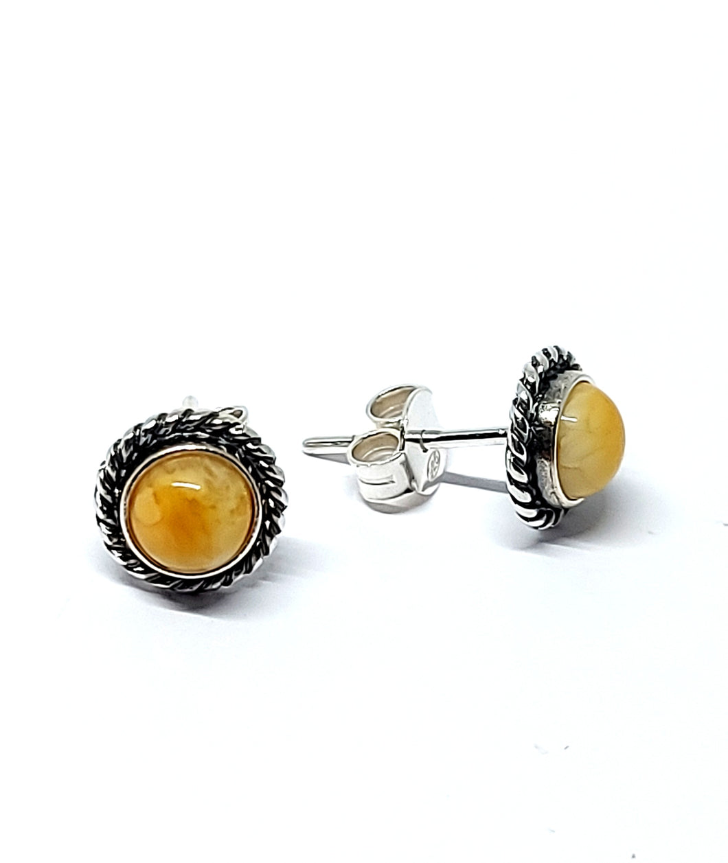 <transcy>Amber ear studs 10 mm with twisted edge (925)</transcy>