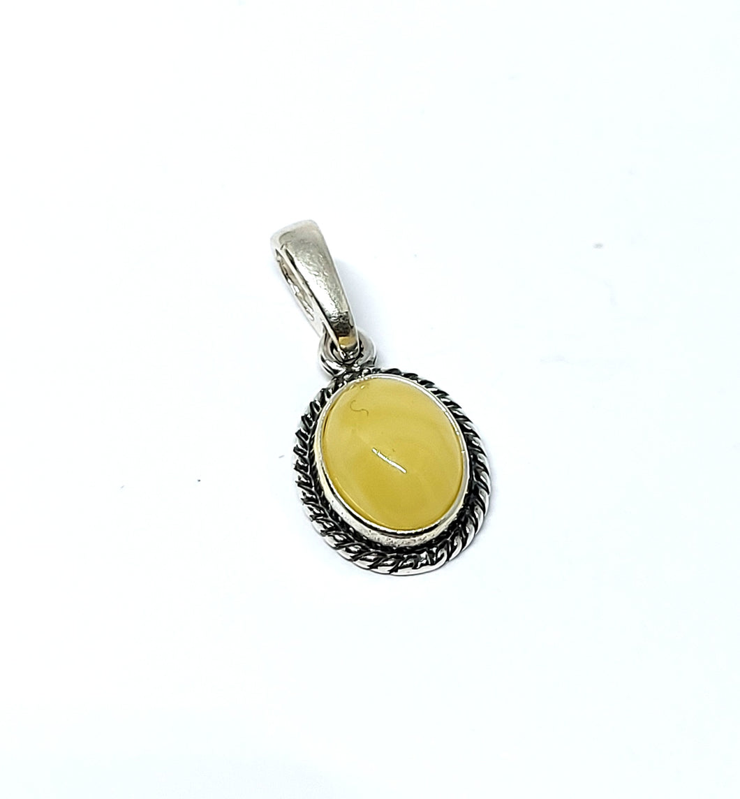 <transcy>Green amber pendant open pattern (925)</transcy>