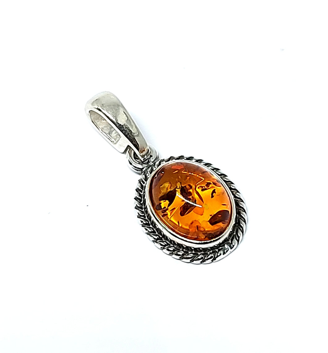 <transcy>Green amber pendant open pattern (925)</transcy>