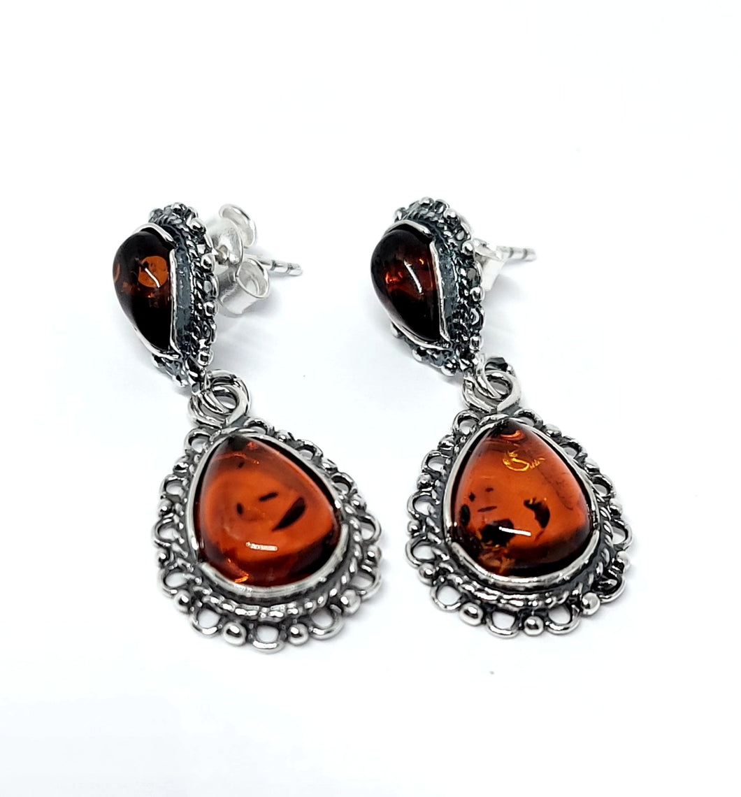 <transcy>Green Amber hanging ear studs with "grape" pattern (925)</transcy>