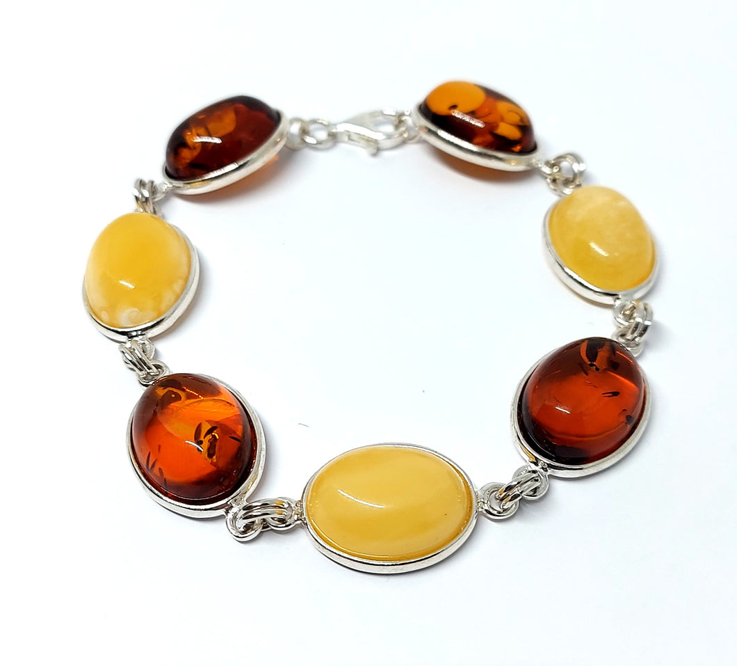 Bracelet with green amber and antique pattern (925)