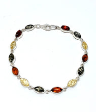 Load image into Gallery viewer, Bracelet with green amber and antique pattern (925)
