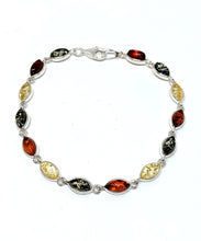 Load image into Gallery viewer, Bracelet with green amber and antique pattern (925)
