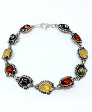 Load image into Gallery viewer, Bracelet with green amber and antique pattern (925)
