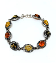 Load image into Gallery viewer, Bracelet with green amber and antique pattern (925)
