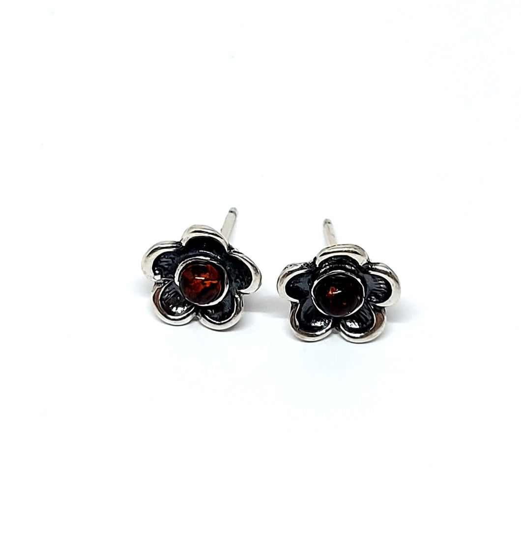 <transcy>Green Amber ear studs 10 mm with smooth edge (925)</transcy>