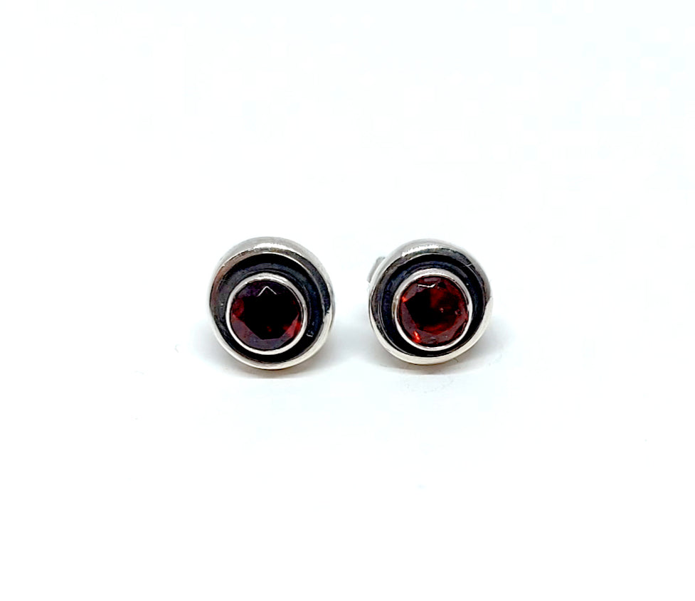 Earrings with Garnet and flower motif in sterling silver (925)