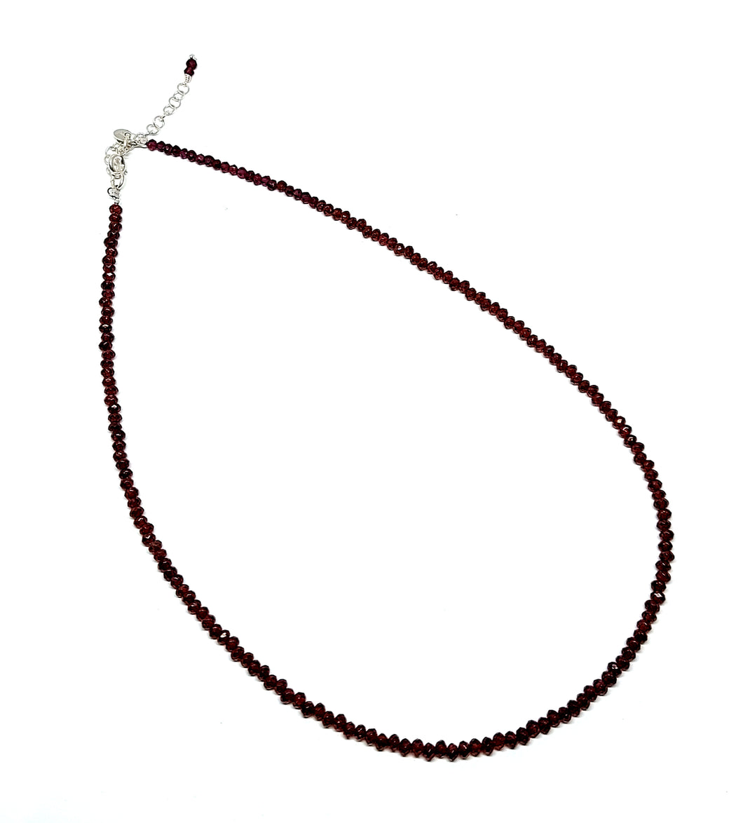 ByKila, Necklace with garnet and fg Miyuki beads and fg silver beads (925)