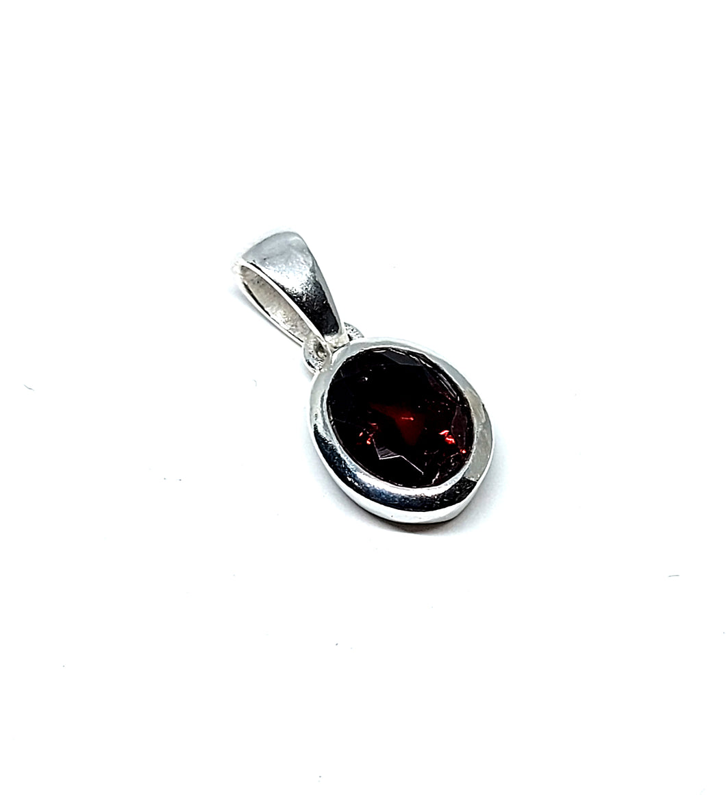 Earrings with garnet in oxidized sterling silver (925)