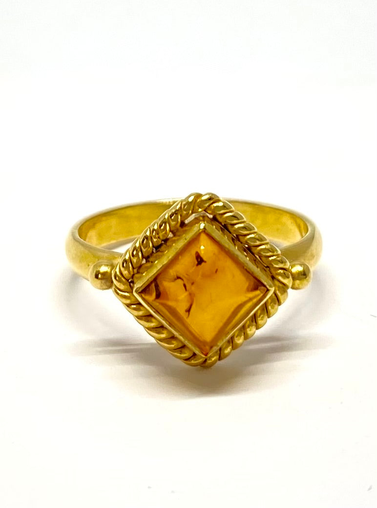 Rav ring med firkant snoet kant i guldbelagt sterlingsølv (925)
