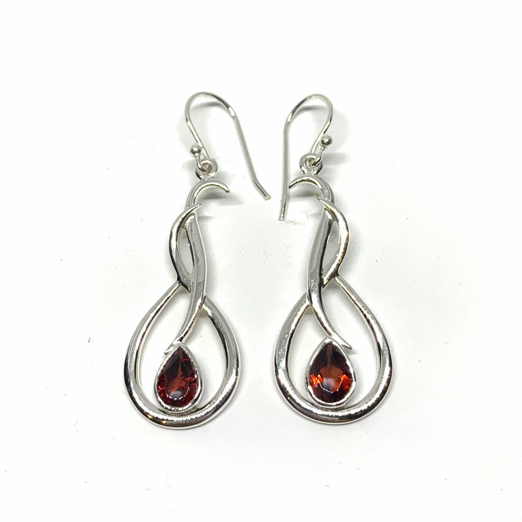 Earrings with garnet in oxidized sterling silver (925)