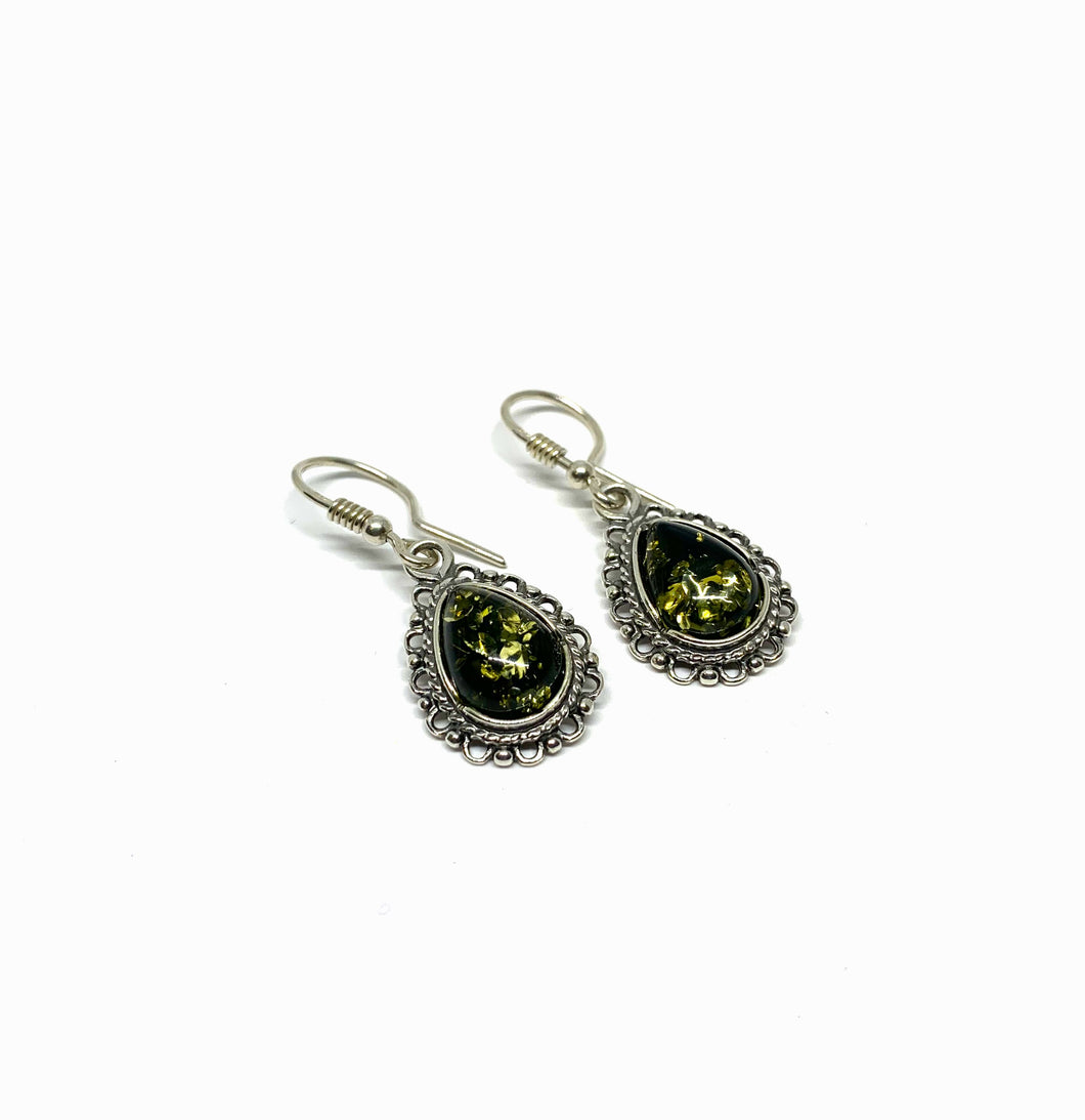 <transcy>Green Amber hanging ear studs with "grape" pattern (925)</transcy>