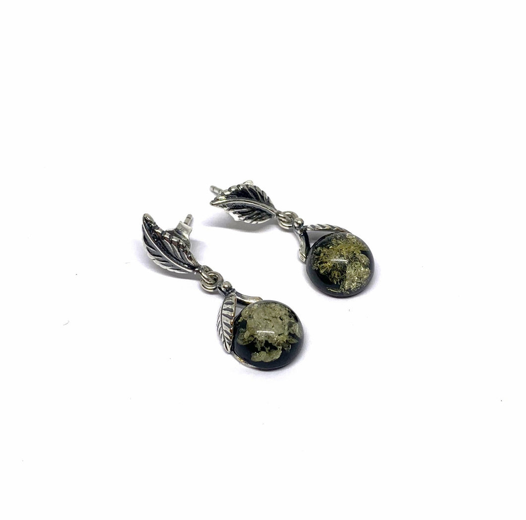 <transcy>Green Amber hanging ear studs with "grape" pattern (925)</transcy>