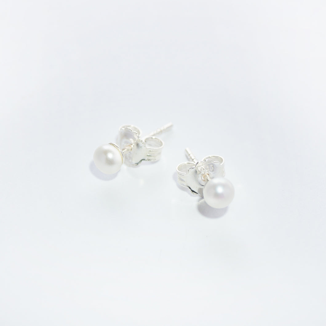 Stud earrings barely 2.5 mm white freshwater pearl (925)