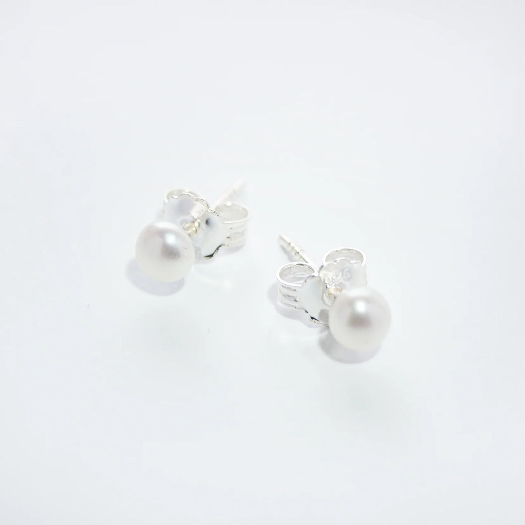 Earring with 5-5.5 mm white freshwater pearl (925)