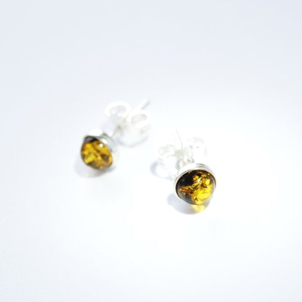 <transcy>Green Amber ear studs 4 mm with smooth edge (925)</transcy>