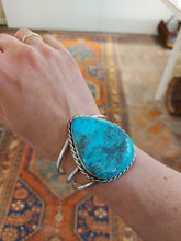 Load image into Gallery viewer, Fixed bangle with 1 large turquoise in oxidized sterling silver (925)
