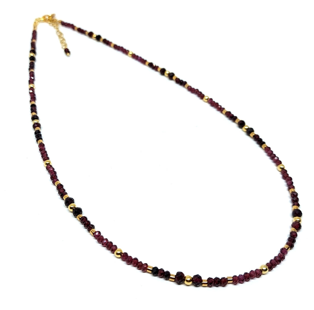 ByKila, Necklace with garnet and fg Miyuki beads and fg silver beads (925)