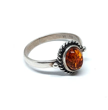 Load image into Gallery viewer, Ring with amber and twisted edge in sterling silver (925)
