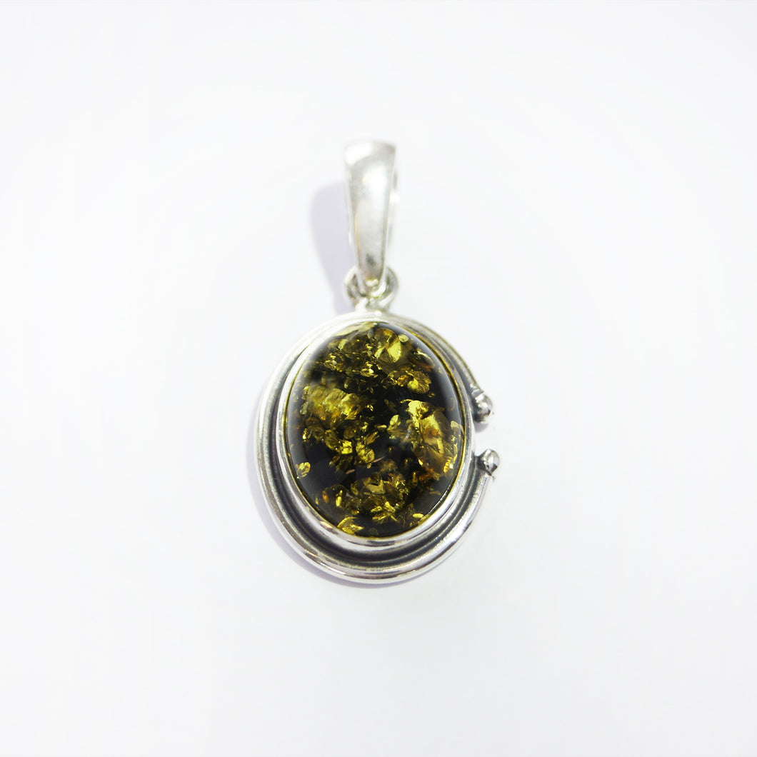 <transcy>Green amber pendant open pattern (925)</transcy>