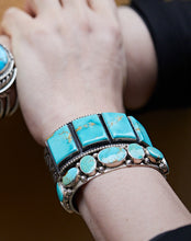 Load image into Gallery viewer, Fixed bangle with turquoise in oxidized sterling silver (925)
