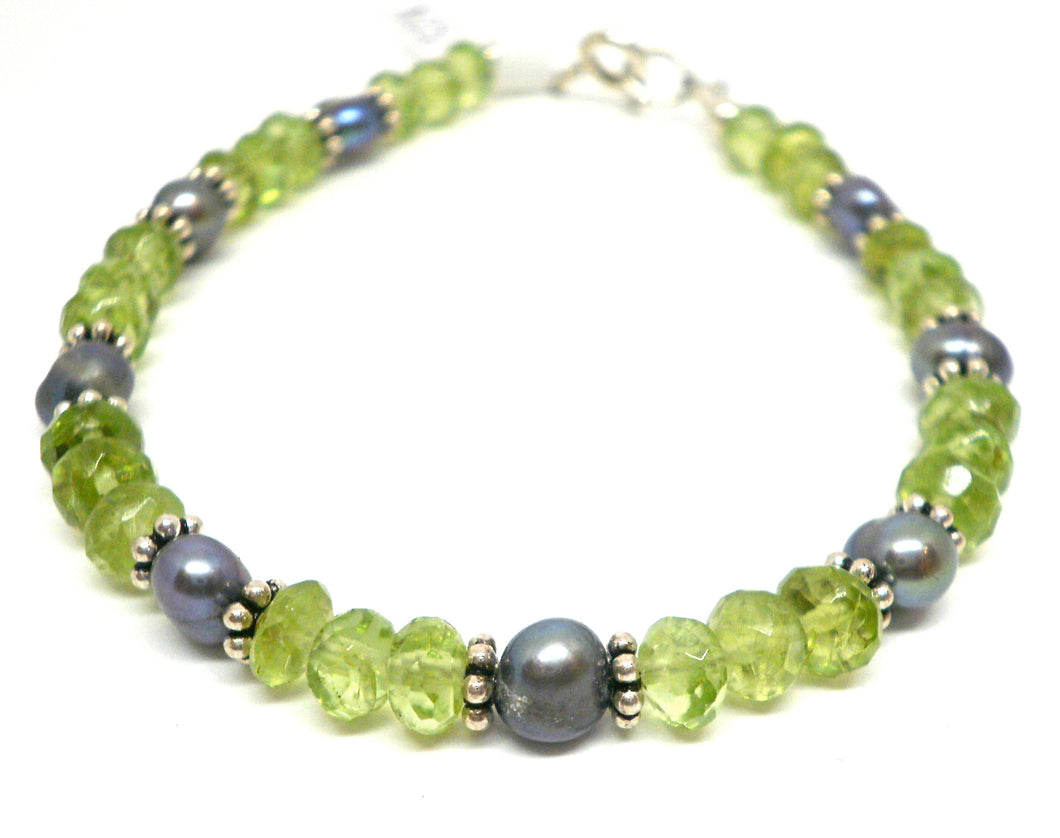 Bracelet ByKila with Peridot, pearl and Bali flowers (925)